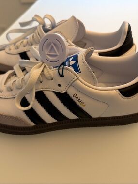 Adidas Men’s size 5.5 like women’s 7- Samba Sneakers in White and Black